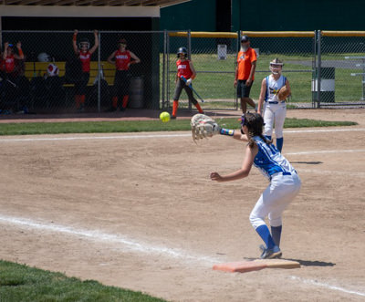 Firstbaseman about to catch ball.